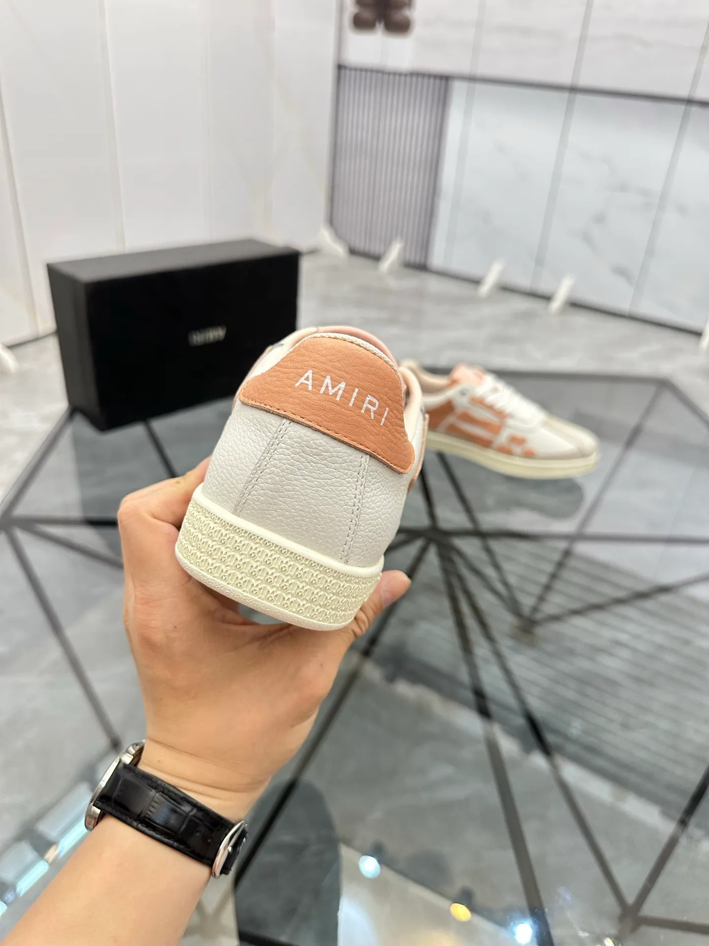Men's shoes: 💰P420¥ Product trademark: AMIRI* "Amir*" low-top casual shoes Regular size: 38-45 (can be customized to 46) Product material: imported nubuck leather upper, breathable lining, original outsole. Number: 001
